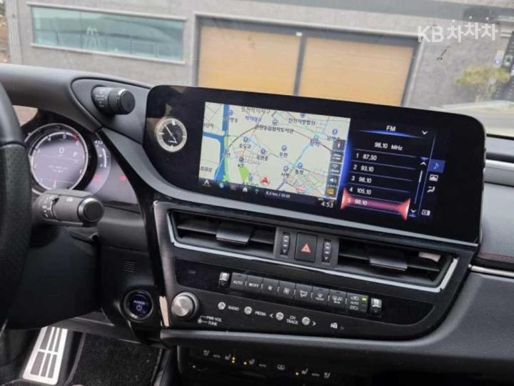 Lexus ES New Generation 300h Executive 9