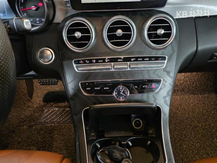 Mercedes-Benz C-Class C200 Cabriolet 8