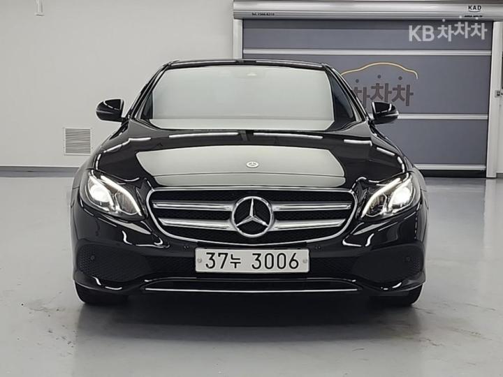 Mercedes-Benz E-Class W213 E300 Avantgarde 3