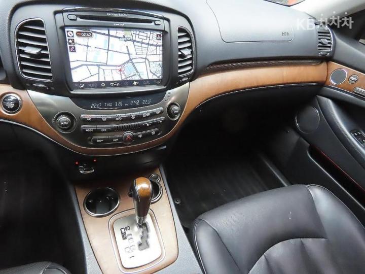 KG Mobility (Ssangyong) Chairman New W CW600 SVIP 8