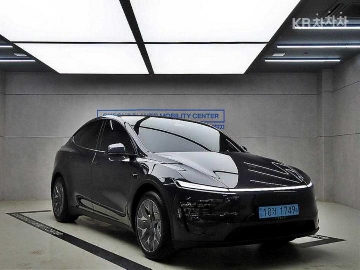 Tesla Model Y Long Range AWD 3