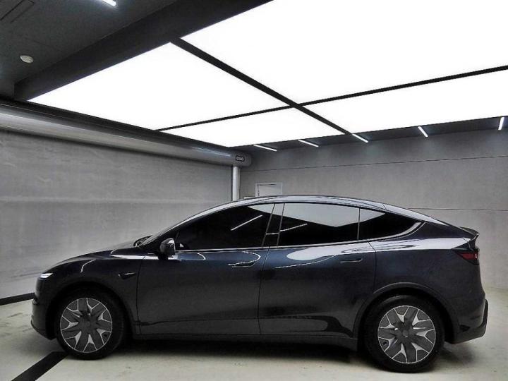 Tesla Model Y Long Range AWD 5