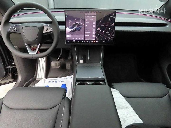 Tesla Model Y Long Range AWD 8