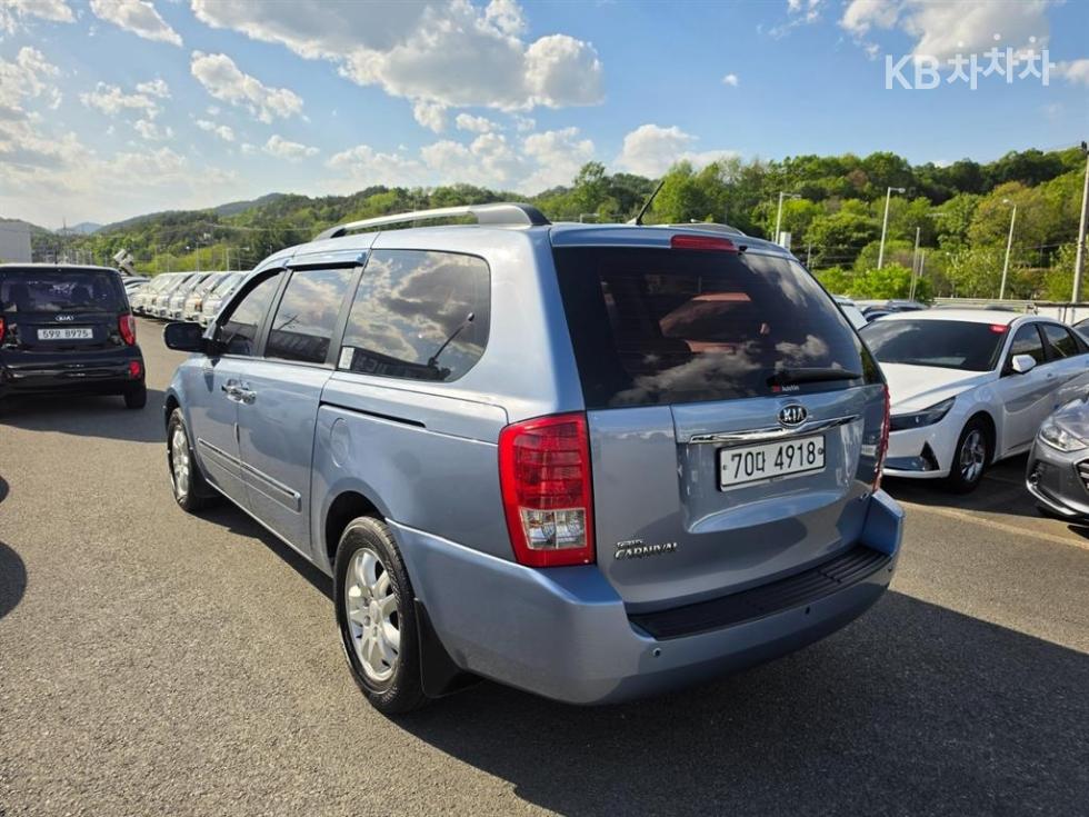 2011 - kia carnival