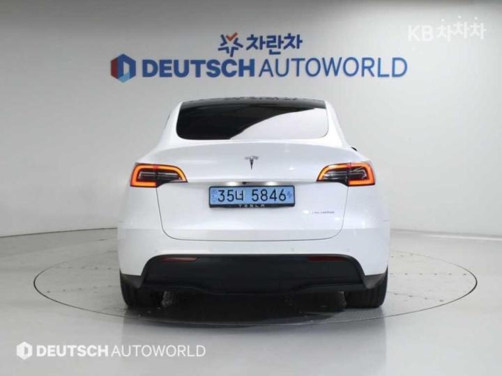 Tesla Model Y Long Range 5