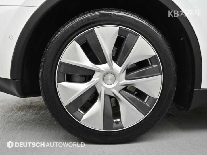 Tesla Model Y Long Range 6
