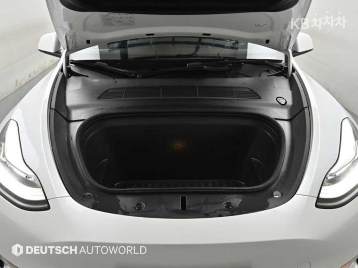 Tesla Model Y Long Range 7
