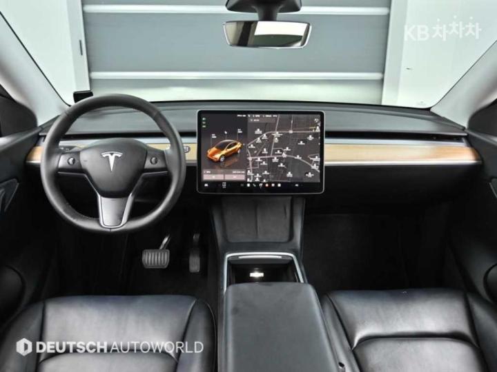 Tesla Model Y Long Range 8
