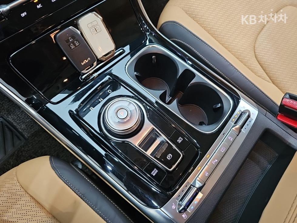 2023 Kia 4 photo