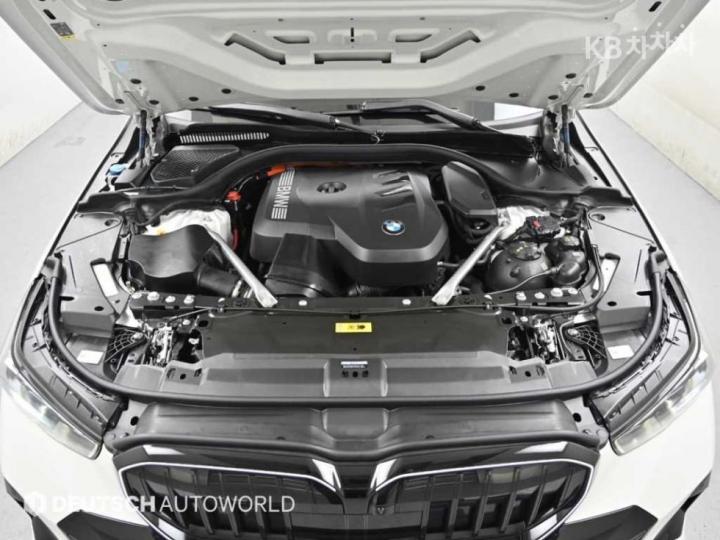 BMW 5 Series New G60 530e xDrive M Sport Pro 7