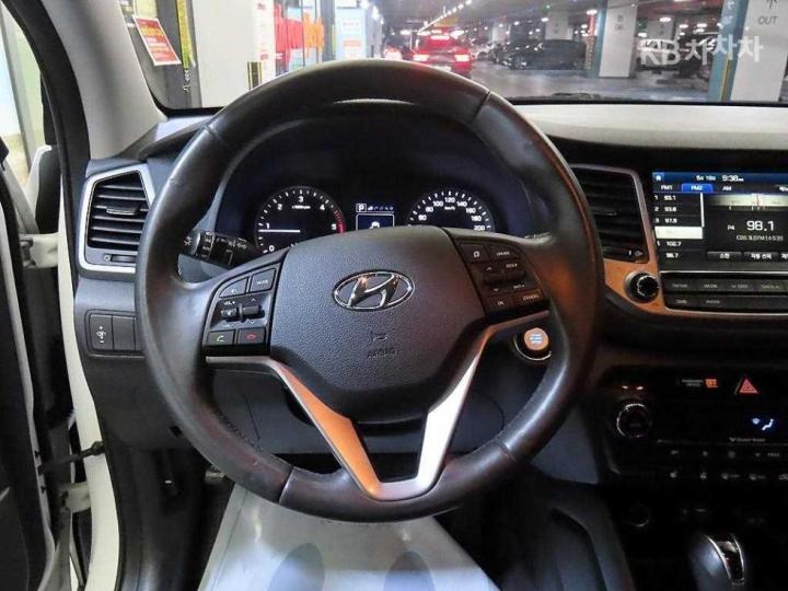 Hyundai Tucson Diesel e-VGT UⅡ 1.7 2WD Modern 9