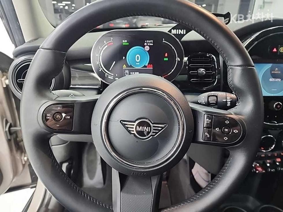2022 MINI 3 photo
