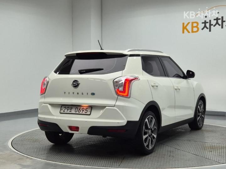 KG Mobility (Ssangyong) Tivoli Diesel LX Base Type 4