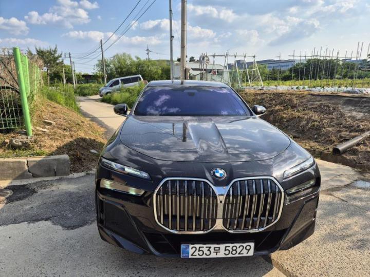 BMW 7 Series G70 740i xDrive M Sport 3