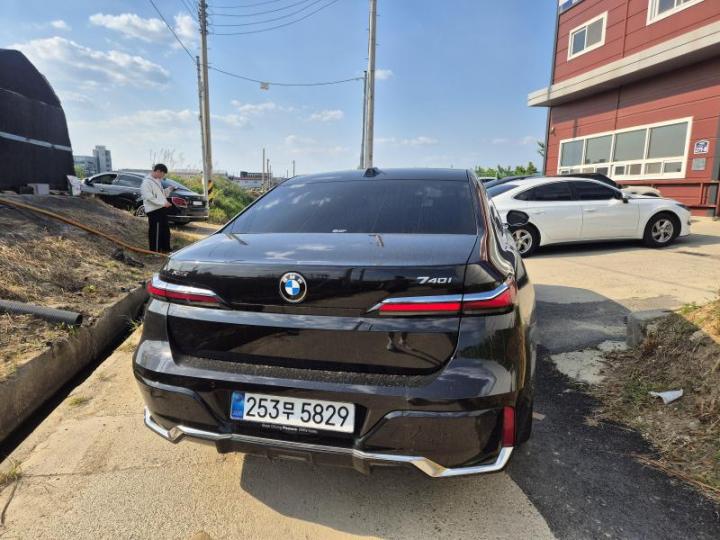 BMW 7 Series G70 740i xDrive M Sport 5