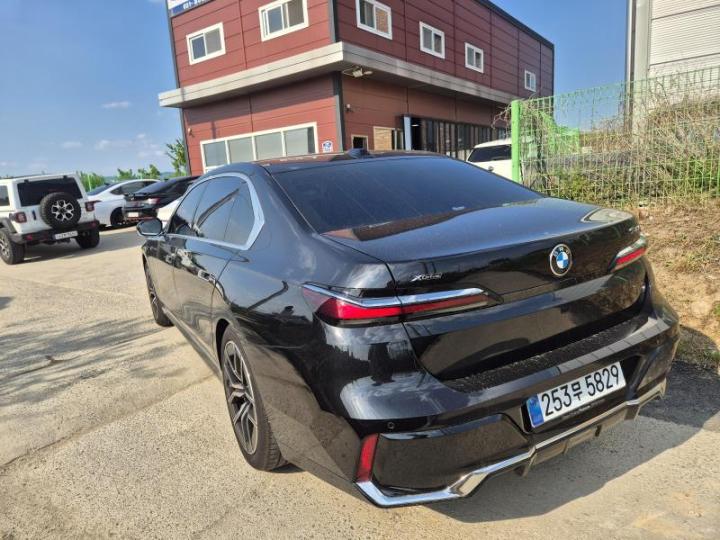 BMW 7 Series G70 740i xDrive M Sport 6