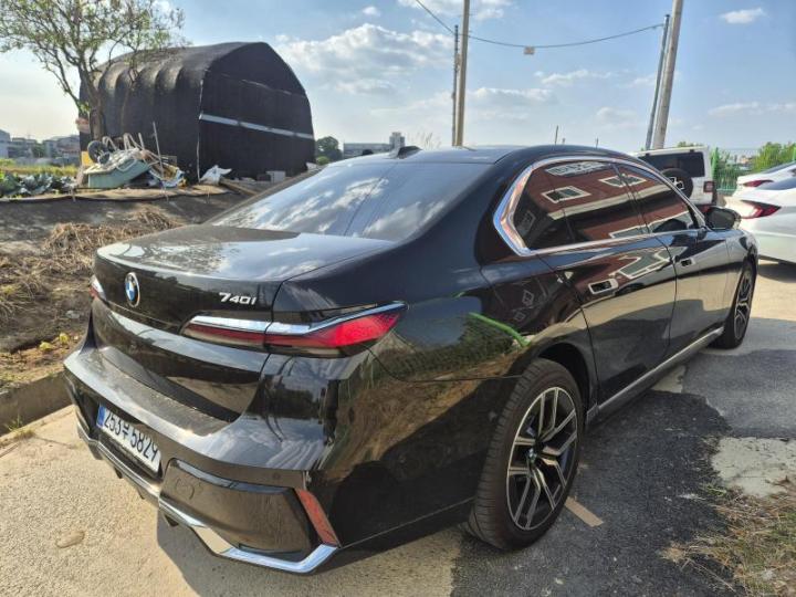 BMW 7 Series G70 740i xDrive M Sport 7