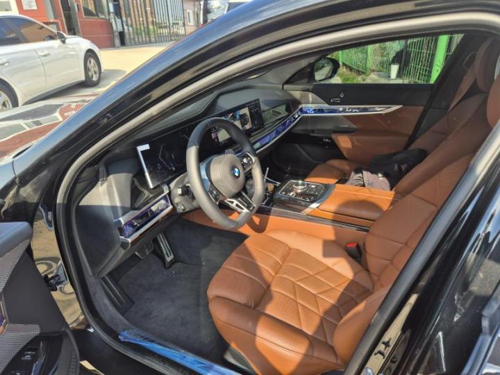 BMW 7 Series G70 740i xDrive M Sport 10