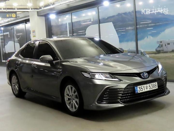 Toyota Camry XV70 2.5 Hybrid LE 2
