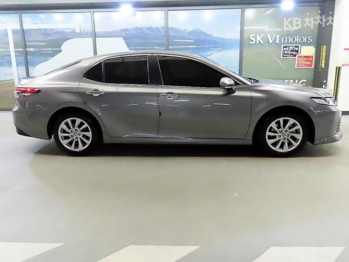Toyota Camry XV70 2.5 Hybrid LE 4