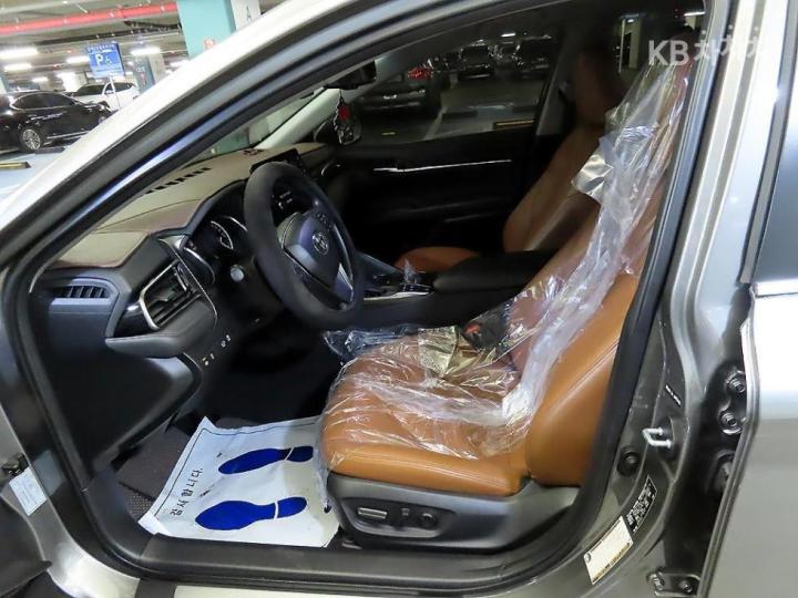 Toyota Camry XV70 2.5 Hybrid LE 7
