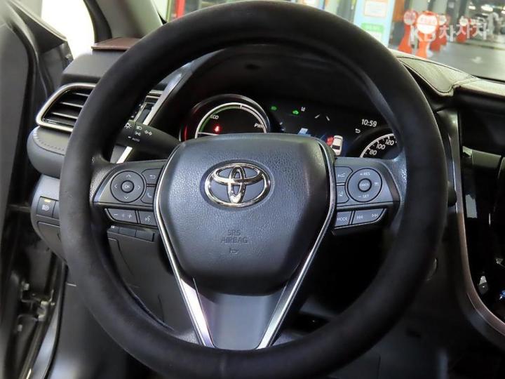 Toyota Camry XV70 2.5 Hybrid LE 9
