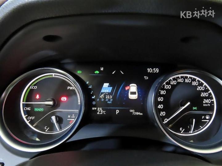 Toyota Camry XV70 2.5 Hybrid LE 10