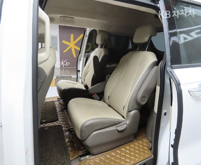 2022 - kia carnival