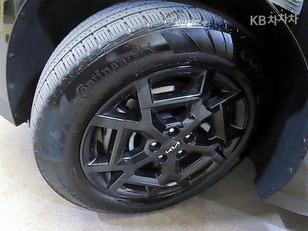 2025 Kia 4 photo