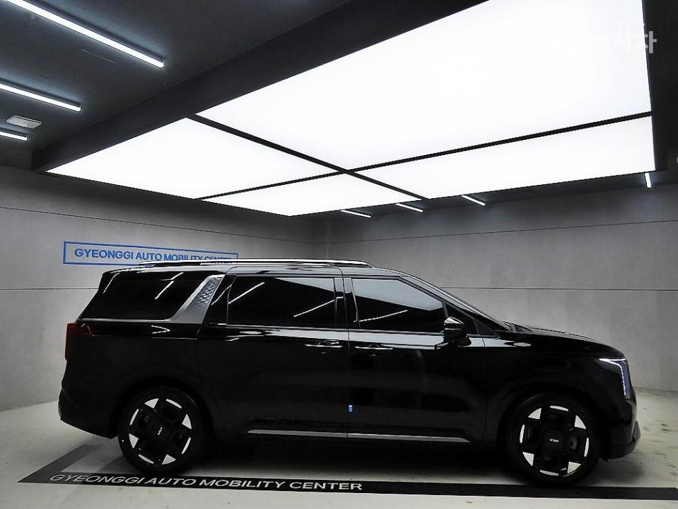 2025 Kia 4 photo