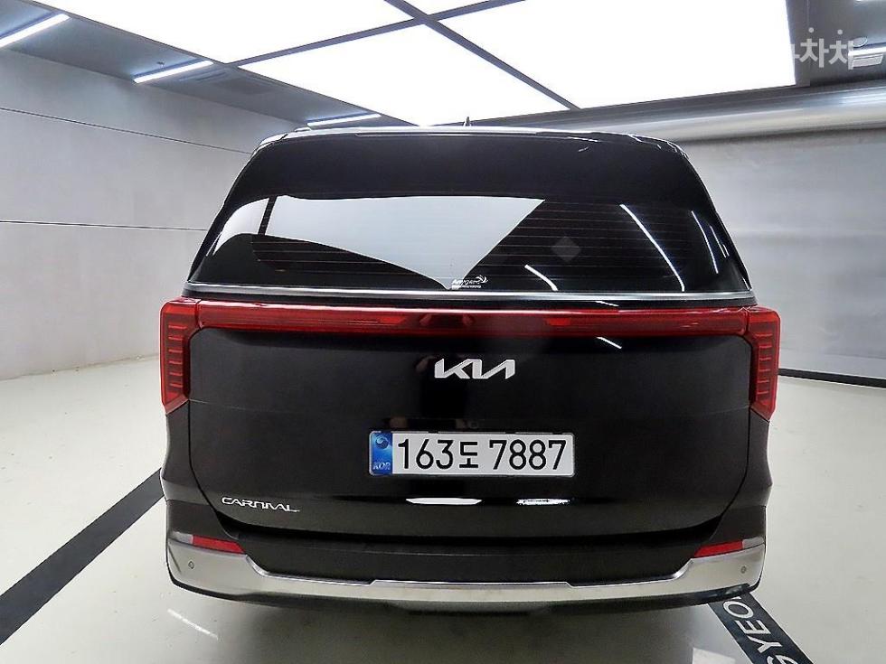 2025 Kia 4 photo