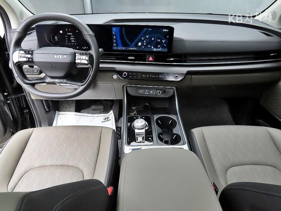 2025 Kia 4 photo