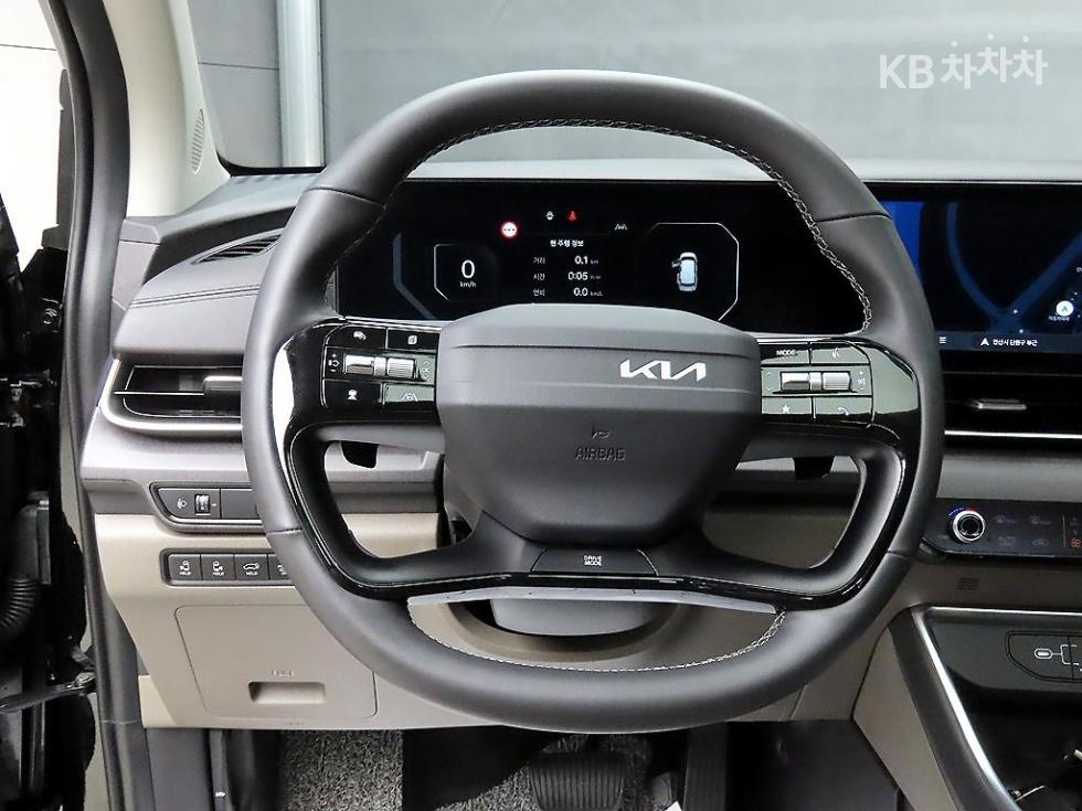 2025 Kia 4 photo
