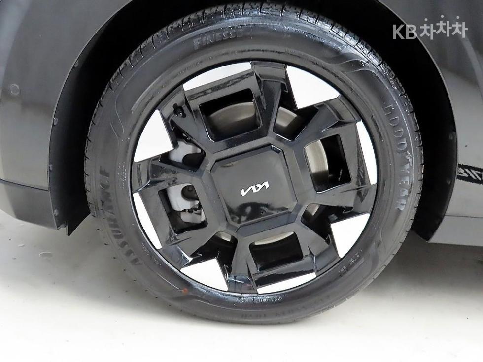 2025 Kia 4 photo