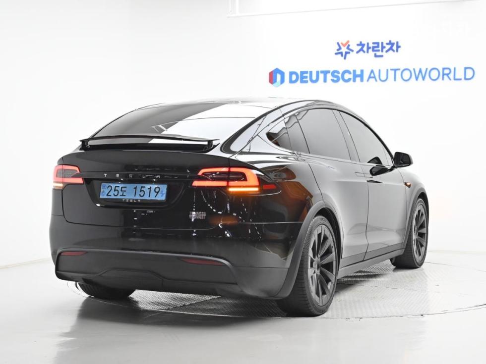 Tesla Model X — miniaturë 2