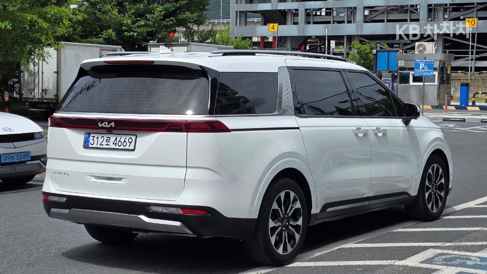 2022 - kia carnival