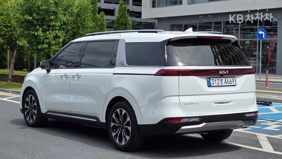 2022 - kia carnival