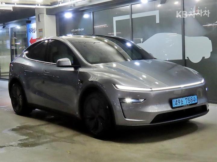 Tesla Model Y Long Range — foto 1