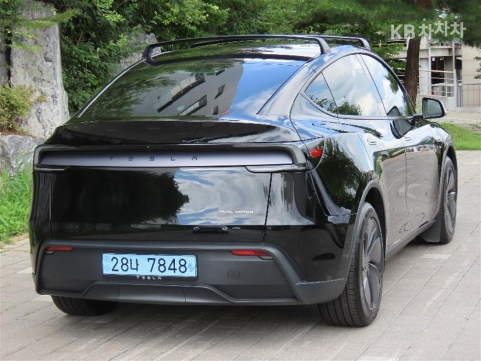 Tesla Model Y — miniaturë 3