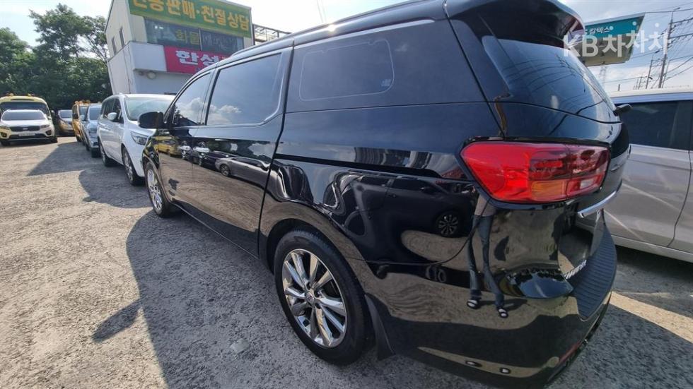 Kia Carnival — miniaturë 4