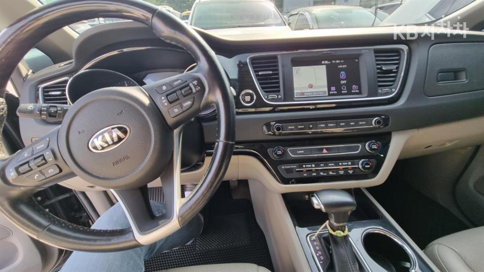Kia Carnival — miniaturë 9