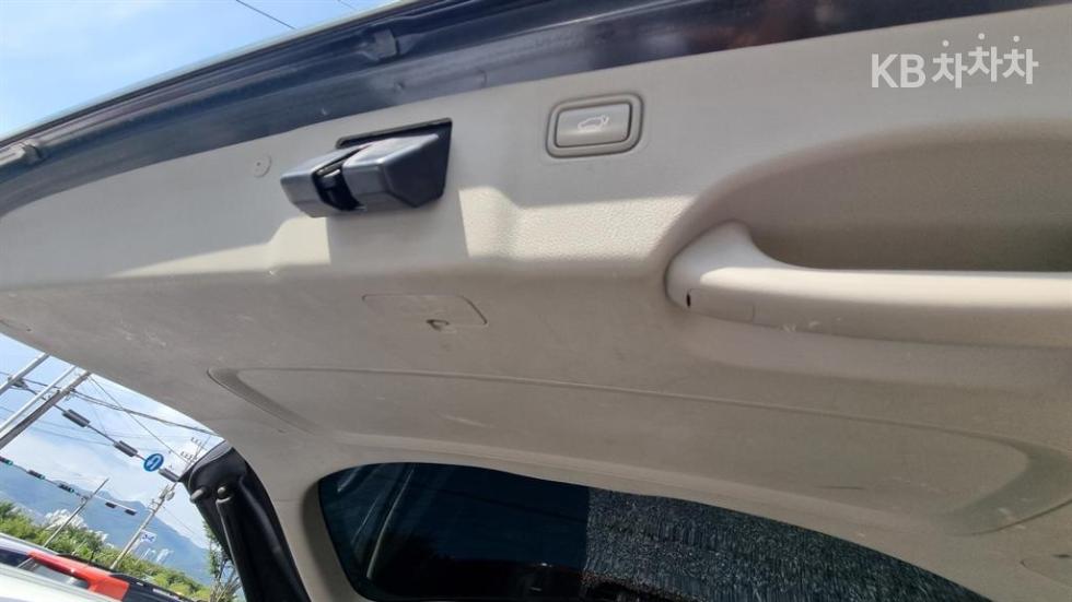 Kia Carnival — miniaturë 17