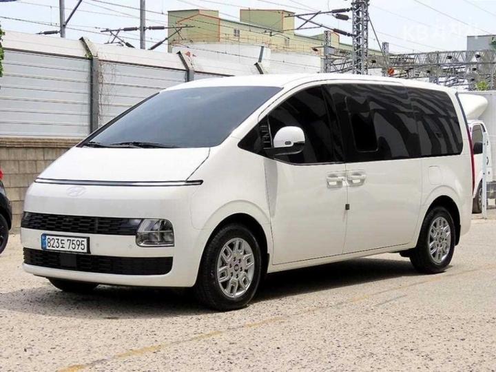 Hyundai Staria HEV 1.6T Cargo 5-Seater Modern — foto 1