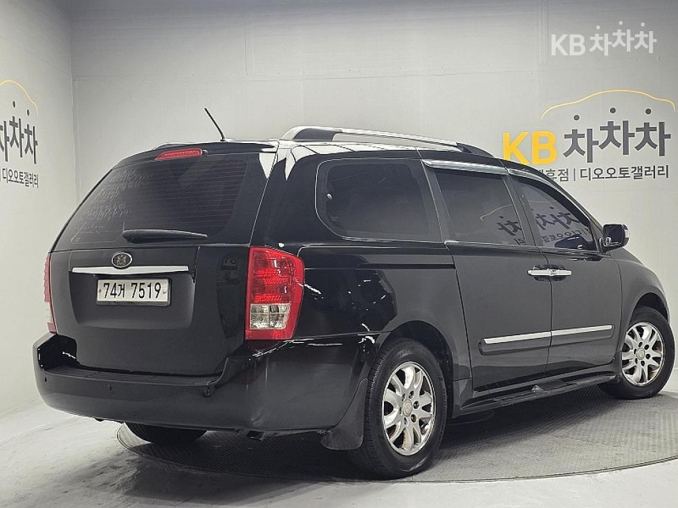 Kia Carnival — miniaturë 4