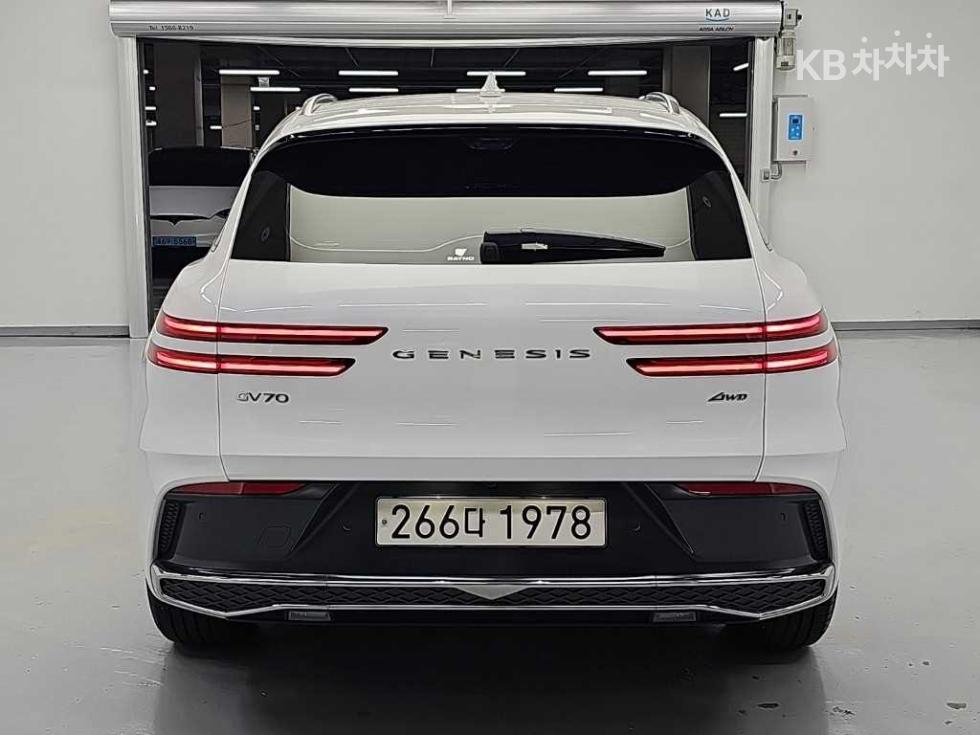 2025 Genesis GV70 photo
