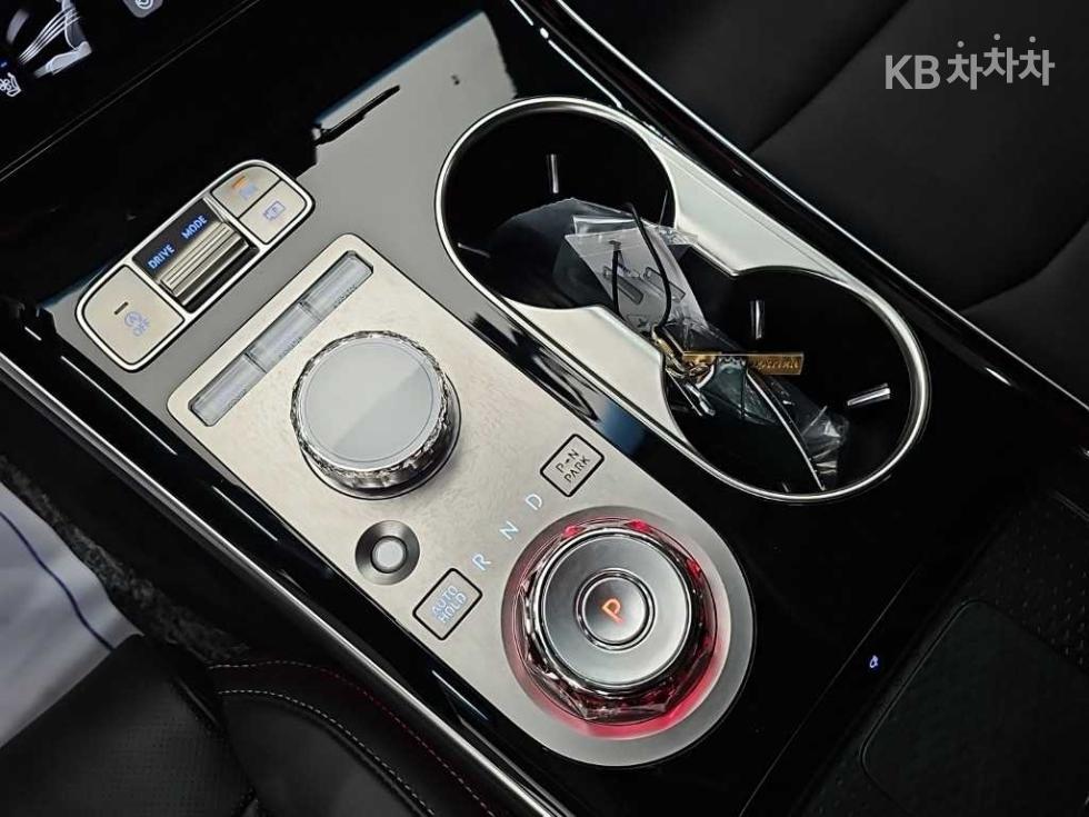 2025 Genesis GV70 photo