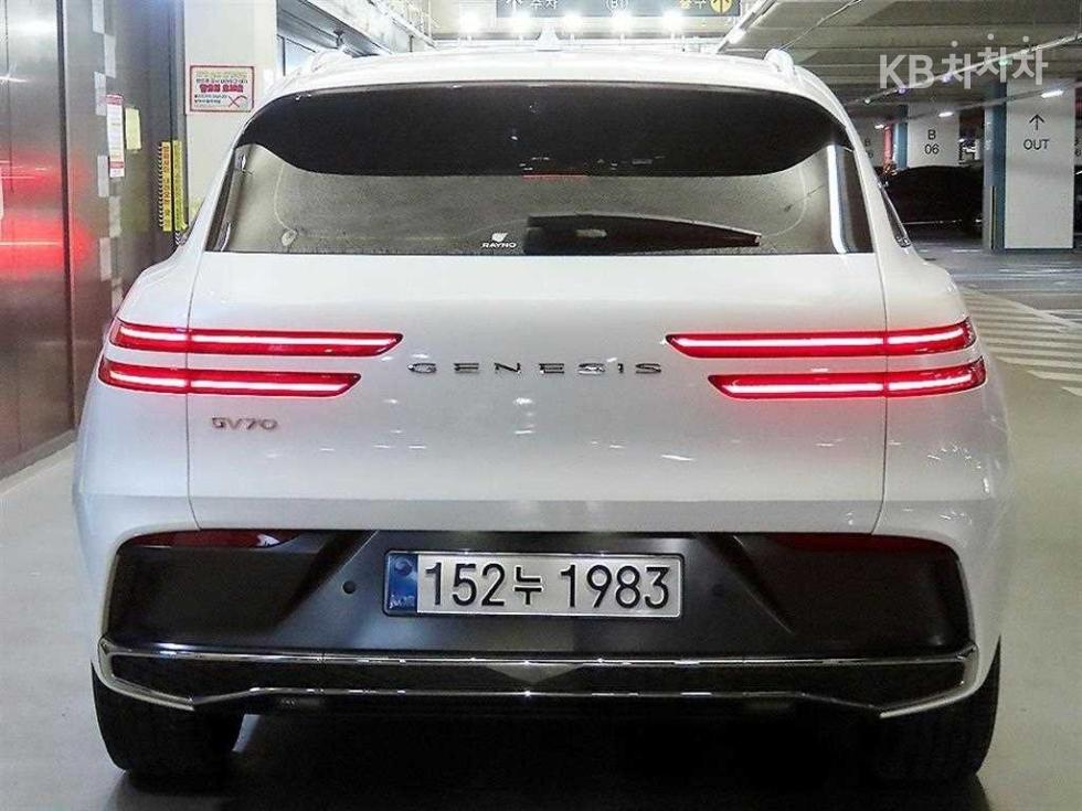 2025 Genesis GV70 photo