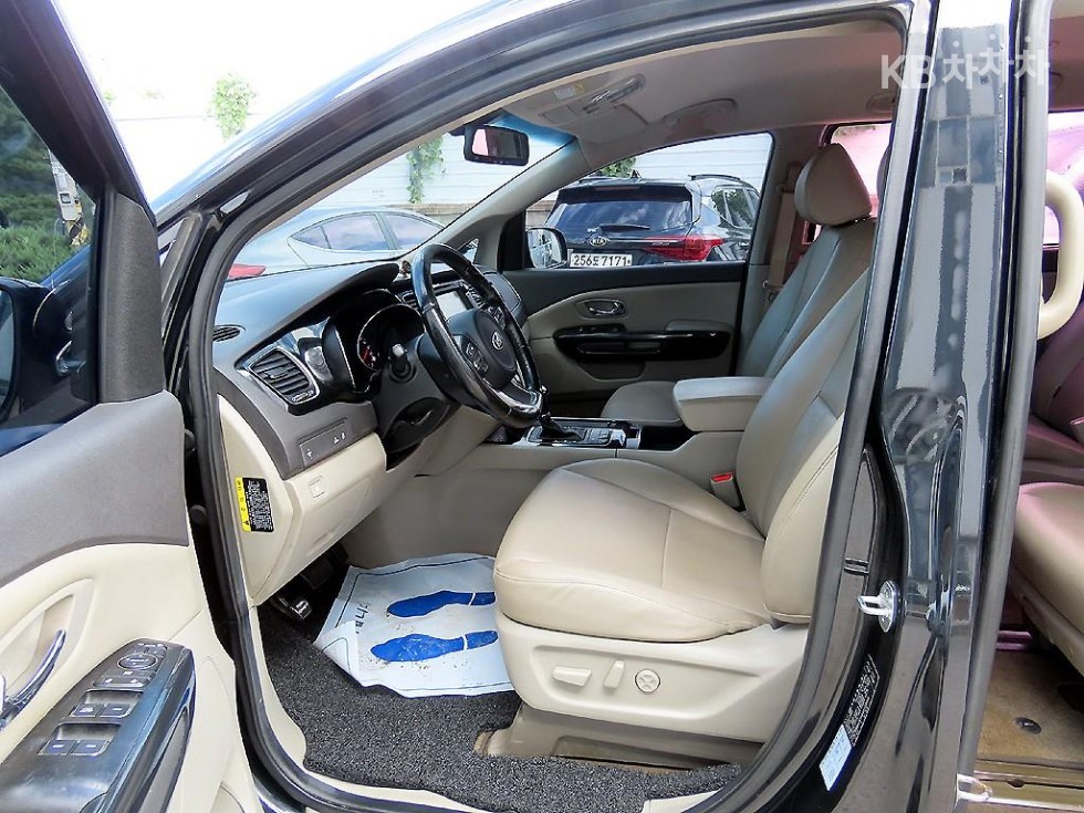 Kia Carnival — miniaturë 5