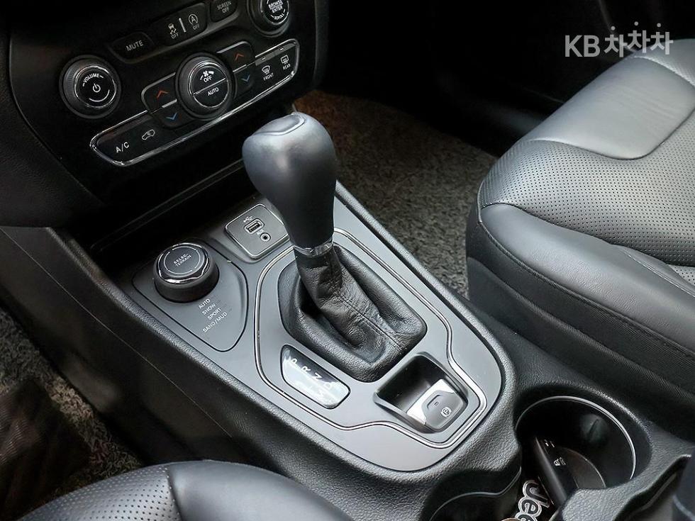 Jeep Cherokee — miniaturë 10