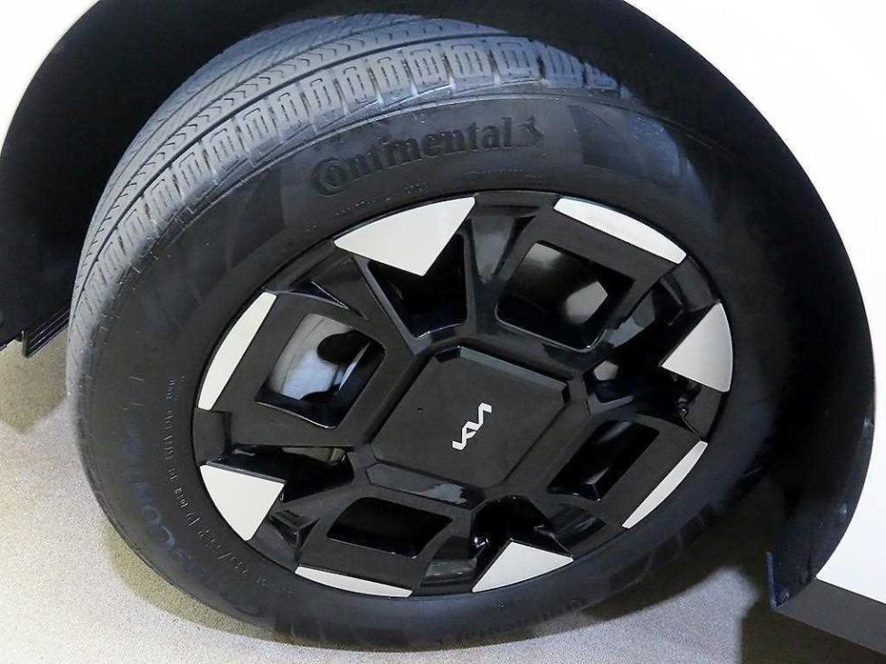 2024 Kia 4 photo